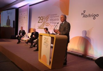 Em evento com setor do trigo, ministro destaca que país caminha para autossuficiência da produção do cereal