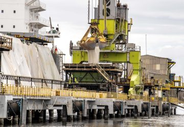 Maior volume de fertilizante é descarregado de um único navio no Porto de Paranaguá