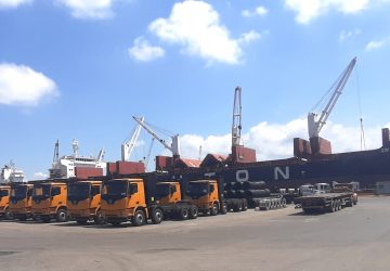 Porto de São Francisco recebe carga de 55 caminhões elétricos chineses para mineradora