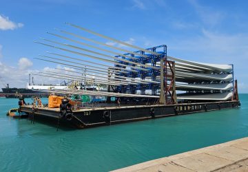 Operação pioneira no Porto do Pecém embarca 20 pás eólicas em balsa para o Rio Grande do Sul