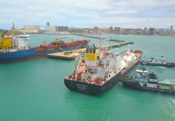 Porto de Fortaleza reinicia operações com lingotes de alumínio