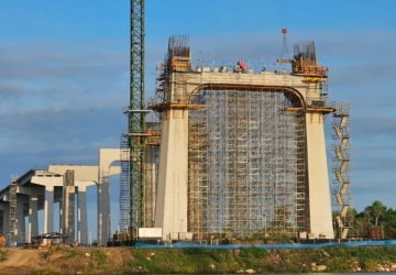 A construção da ponte, principal elo da Rota Bioceânica entre o Paraguai e o Brasil avança continuamente