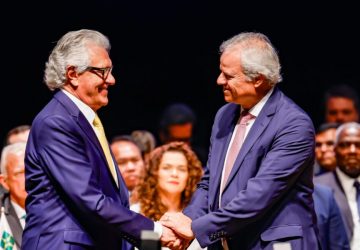 Caiado firma acordo com Porto do Açu para impulsionar exportações goianas