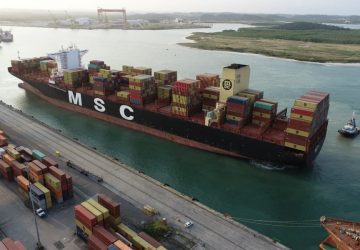 Suape recebe mais um supernavio de 366 metros