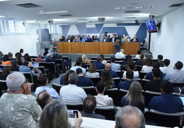 Operação de ferrovia que liga Minas à Bahia depende de composição com o governo federal