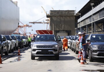 Porto de Suape tem recorde de exportação de veículos com megaoperação da Stellantis