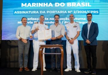 Eduardo Leite anuncia retomada da navegação de longo curso no Porto de Porto Alegre e liberação da navegação noturna