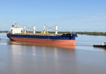 Porto de Porto Alegre retoma navegação de longo curso com chegada de navio internacional de grande porte